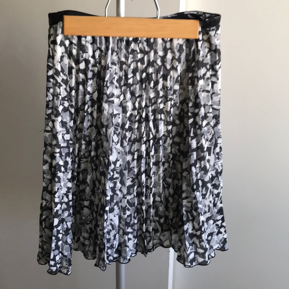 Pleated and lined chiffon skirt, leather trim